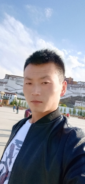 阳光下的小草的第一张照片--石狮相亲网