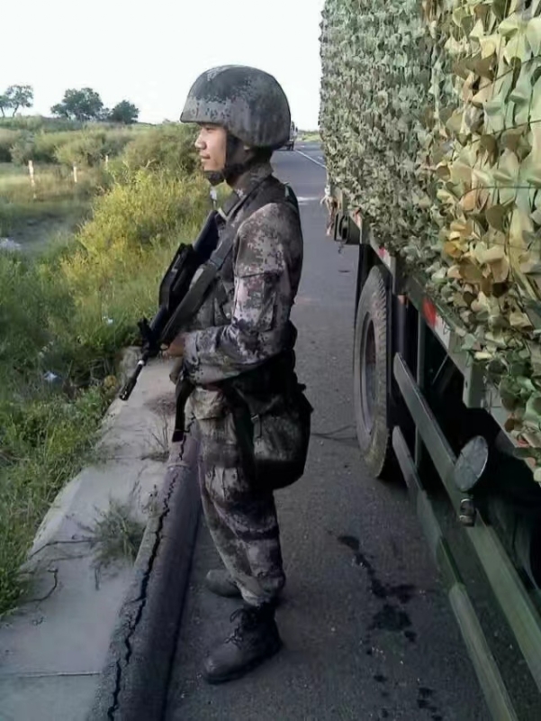 搬砖中的第一张照片--石狮相亲网